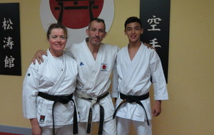 remise des ceintures noires à Corinne SAUTEREL CN2ème et Enzo GILHET CN1er par Frédéric ARCHIMBEAUD CN5ème 