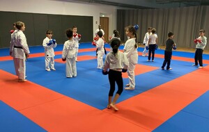 L'école de karaté débutant mets les gants pour découvrir le combat sportif