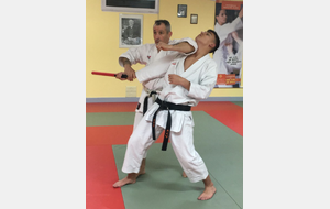 2ème atémi (empi) avec saisie matraque et clé  sur coude