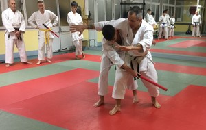 appui et préparation du déséquilibre de l'agresseur pour un balayage