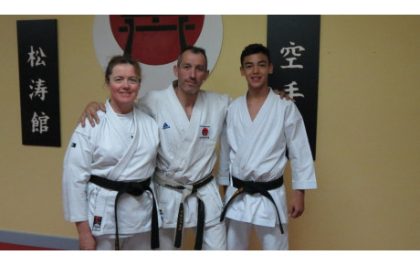 remise des ceintures noires à Corinne SAUTEREL CN2ème et Enzo GILHET CN1er par Frédéric ARCHIMBEAUD CN5ème 