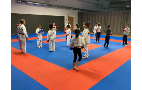 L'école de karaté débutant mets les gants pour découvrir le combat sportif