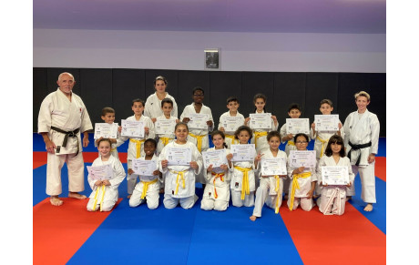 Nouvelles ceintures à l'école de karaté
